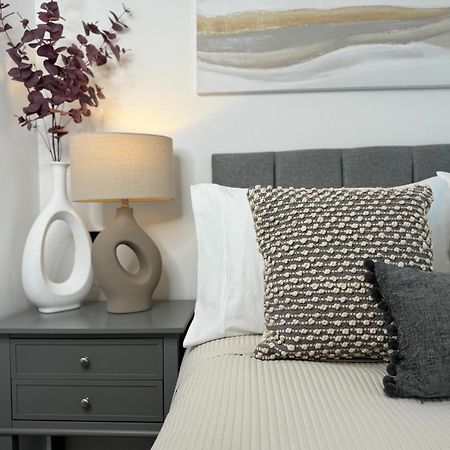 Modern One-Bedroom Apartment Swindon Luaran gambar