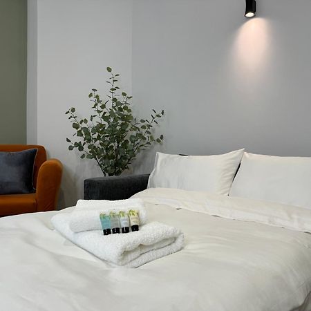 Modern One-Bedroom Apartment Swindon Luaran gambar